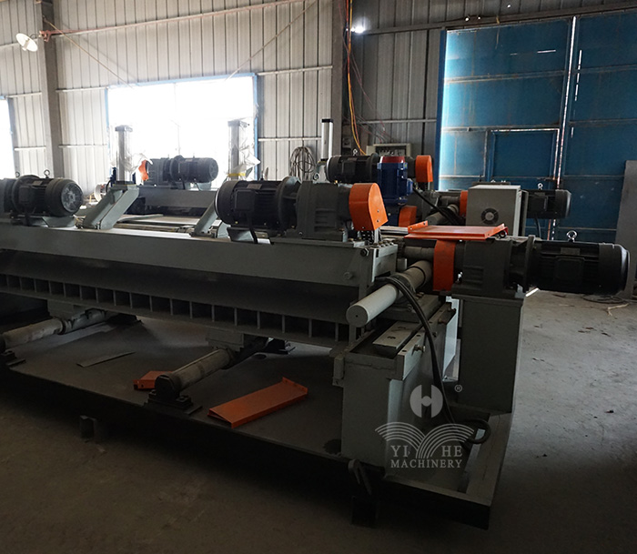 8FT CNC Spindleless Veneer Peeling Machine (3).jpg